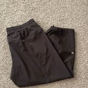 black lululemon capris